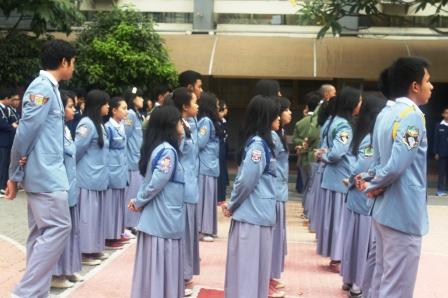 Pengurus OSIS SMA Labschool Jakarta Berbaris Rapi