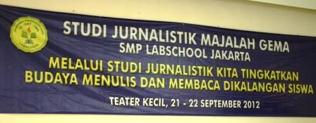 Spanduk Kegiatan Studi Jurnalistik di SMP Labschool Jakarta