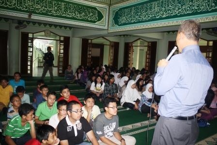 Pak Ali Kepsek SMP Labschool Jakarta memberikan sambutan dan pesan untuk siswa yang akan berangkat ke Yogyakarta