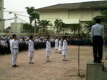 Petugas Paskibra di Upaca bendera SMP-SMA Labschool Jakarta