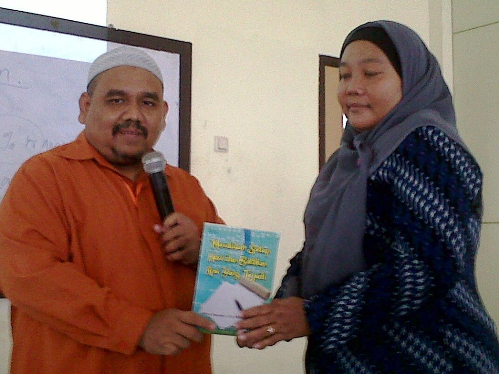 Omjay bersama peserta PNPM Mandiri dan Buku Menulislah setiap hari dan buktikan apa yang terjadi